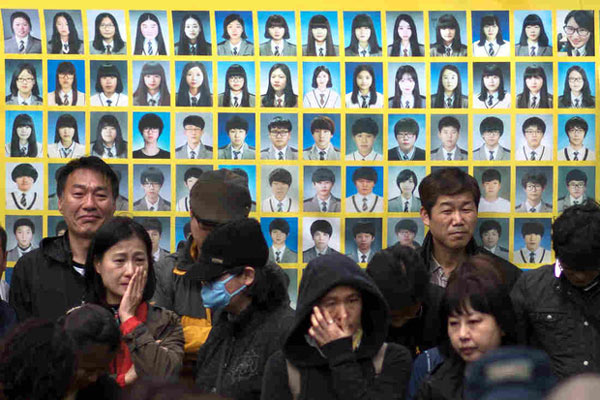 Phà Sewol chở 450 người, chủ yếu là học sinh Trường Trung học Danwon bị lật vào ngày 16 tháng 4 năm 2014 khiến hơn 304 người thiệt mạng, 9 người mất tích.