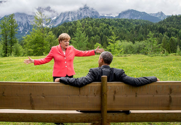 Thủ tướng Đức Angela Merkel nói chuyện với Tổng thống Hoa Kỳ Barack Obama vào tháng 6 năm 2015 khi tham gia hội nghị thượng đỉnh G7 diễn ra thường niên.