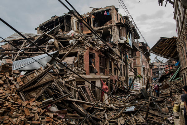 Người dân Nepal thu dọn đồ đạc trong nhà sau trận động đất mạnh 7,8 độ richter khiến hơn 9.000 người thiệt mạng.