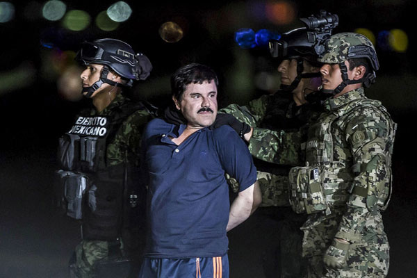 Trùm ma túy Joaquin "El Chapo" Guzman được các binh sĩ hộ tống sau khi bị bắt ở thành phố biển Los Mochis vào tháng 1 năm 2016.