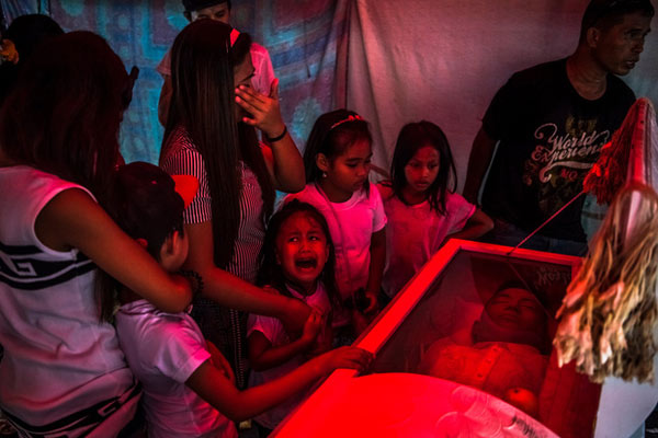 Jimji, 6 tuổi, đã khóc trong đau khổ khi cha cô bé chết. Tổng thống Rodrigo Duterte của Philippines mở một chiến dịch chống lại những người bị nghi ngờ là buôn bán hoặc sử dụng ma túy.