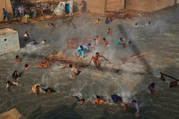 Một máy bay trực thăng của Quân đội Pakistan cung cấp hàng cứu trợ cho người dân ở Goza thuộc quận Dadu sau khi một trận lũ lụt kinh hoàng xảy ra khiến khoảng 20 triệu người bị ảnh hưởng.