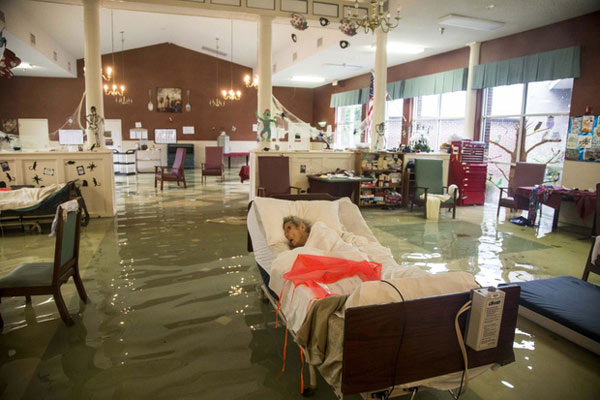 Một bệnh nhân lớn tuổi chờ được giải  cứu khỏi dòng nước lũ do bão Harvey ở Port Arthur, Texas vào tháng 8 năm 2017.