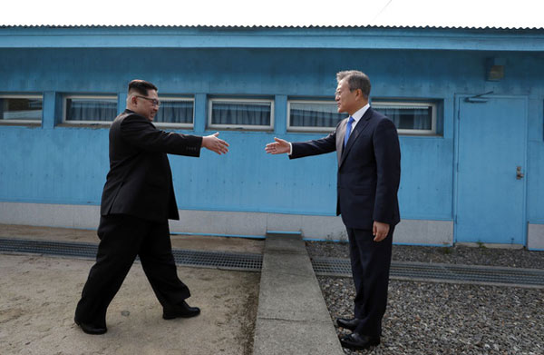 Khoảnh khắc lịch sử khi Kim Jong Un, nhà lãnh đạo Triều Tiên lần đầu tiên bước vào lãnh thổ Hàn Quốc từ năm 1953. Tại đường phân giới quân sự từ lâu đã chia cắt hai miền Triều Tiên, tổng thống Hàn Quốc Moon Jae-in đứng chờ đợi để chào đón ông.