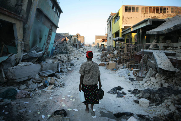 Một con phố ở trung tâm thành phố Port-au-Prince, Haiti, 3 ngày sau khi trận động đất kinh hoàng 7 độ richter xảy ra cướp đi  sinh mạng của hơn 200.000 người và phá hủy hàng chục nghìn tòa nhà.