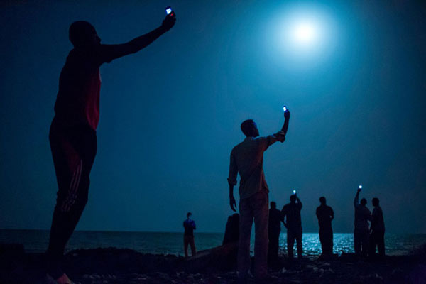Những người di cư châu Phi ở Djibouti đang cố gắng bắt tín hiệu từ nước láng giềng Somalia vào tháng 2 năm 2013.
