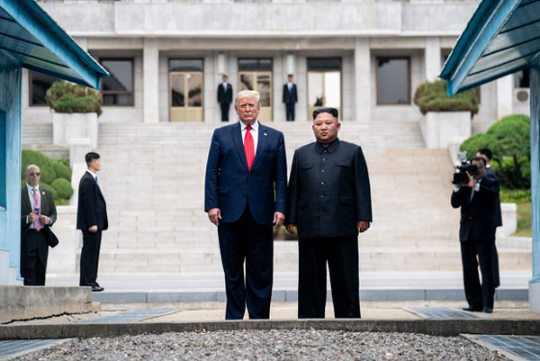 Tổng thống Trump trở thành vị lãnh đạo đầu tiên của Mỹ đặt chân đến Triều Tiên.