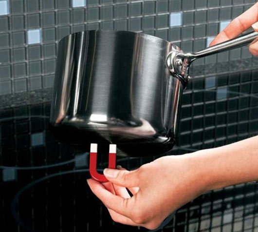 Dùng nam châm kiểm tra đáy nồi