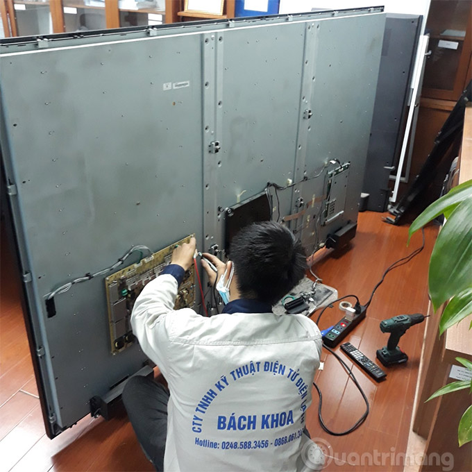 Nhân viên công ty TNHH Kỹ thuật điện tử điện lạnh Bách Khoa đang sửa tivi cho khách