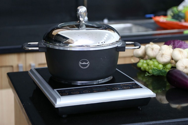 Chọn nồi có đáy dày với chất liệu như gang hoặc inox sẽ giúp thức ăn nhanh chính hơn và tiết kiệm được điện năng