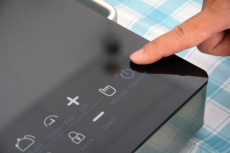 Không nên tắt bếp nếu bạn muốn đổi nồi dùng trong lúc nấu ăn, như vậy sẽ càng tốn nhiều điện hơn