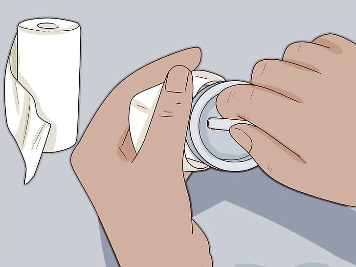 Dùng khăn ẩm hoặc bàn chải mềm loại bỏ chất cặn bã