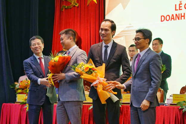 Phó Thủ tướng Vũ Đức Đam và Bộ trưởng Nguyễn Mạnh Hùng tặng hoa Nhà sáng lập BizFly
