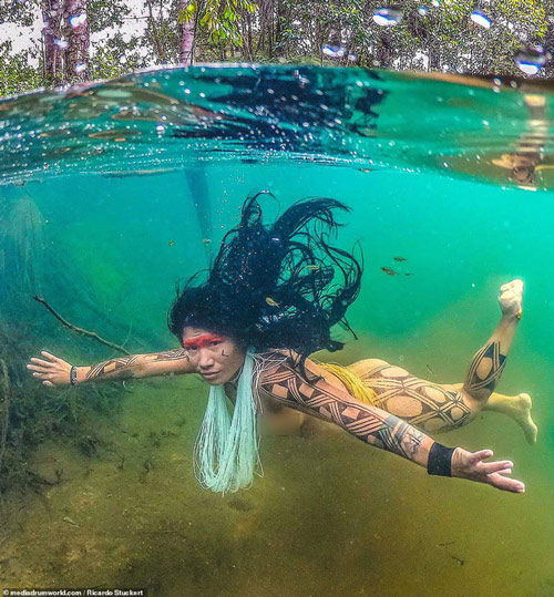 Bức ảnh chụp người phụ nữ bản địa xinh đẹp đang lặn dưới con sông trong vắt ở khu bảo tồn sinh thái Chapada.
