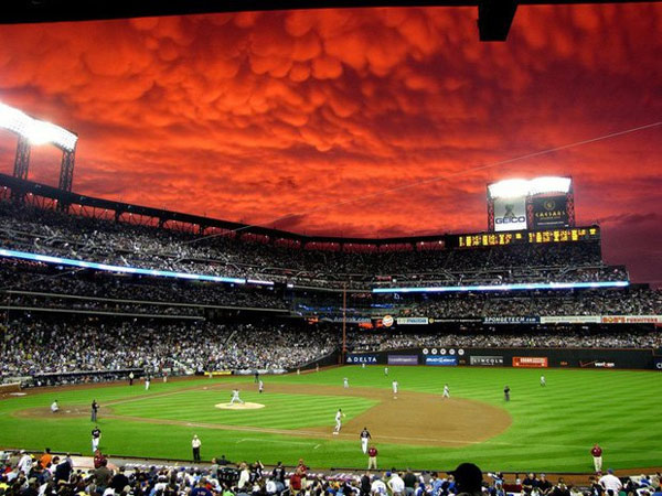 Bầu trời chuyển sắc đỏ rực phía trên một sân vận động, khiến nhiều người liên tưởng tới ngày tận thế.