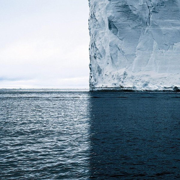 Nhờ góc máy và ánh sáng hoàn hảo, nhiếp ảnh gia đã ghi lại được hình ảnh tảng băng trôi khổng lồ và mặt nước tạo thành một tổng thể đối xứng về hình ảnh và hoàn hảo về màu sắc.