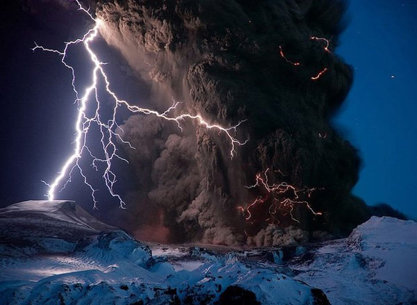 Khoảnh khắc thiên nhiên kỳ thú và hiếm gặp, mây tích điện giữa một cơn bão.