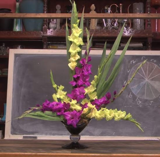 Hoa lay ơn được cắm theo kiểu bán nguyệt đối xứng cực đẹp trên một chiếc ly thủy tinh to tạo sự ấn tượng