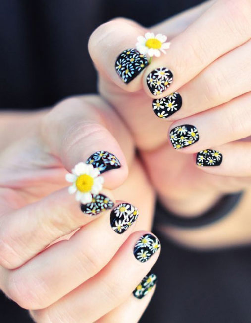 Mẫu nail hoa cúc được nhiều chị em yêu thích.