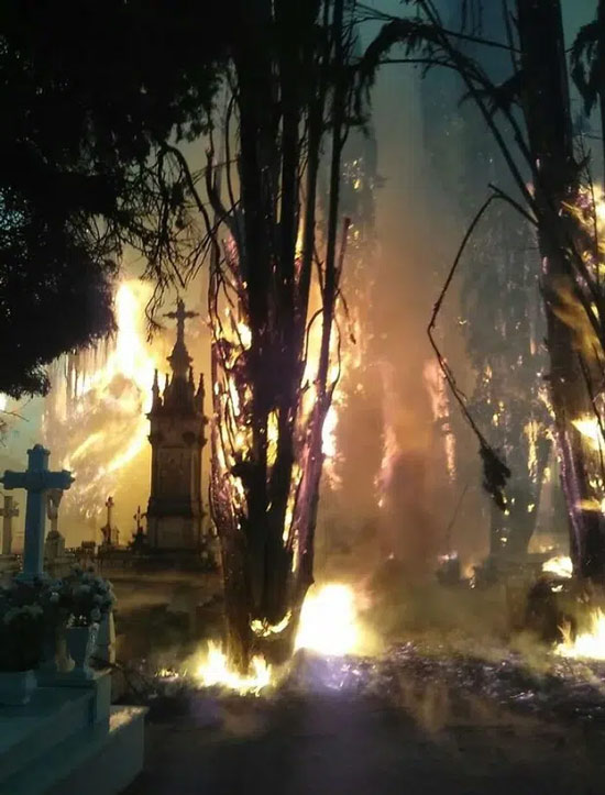 Một vụ cháy tại nghĩa địa khiến nhiều người liên tưởng tới cảnh địa ngục trong các bộ phim.