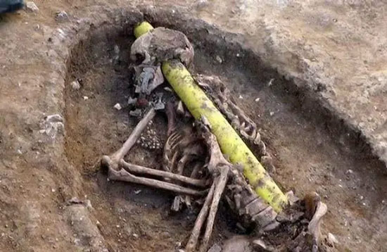 Các công nhân vô tình để đường ống dây điện xuyên thẳng qua hộp sọ của một người phụ nữ Anglo Saxon. Người phụ nữ này bị chôn vùi trong một nghĩa địa ở thế kỷ thứ 6.