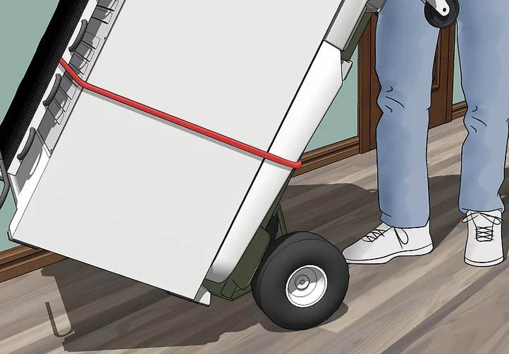 Bạn nên đi theo hướng ngược lại với độ nghiêng của tủ lạnh để duy trì sự an toàn