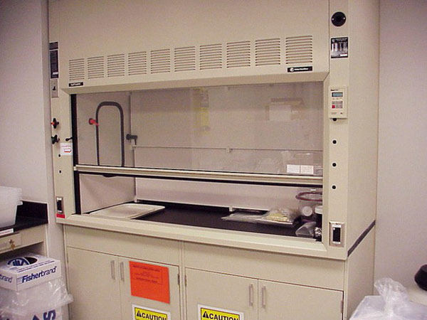 Tủ kính khử mùi (fume hood).