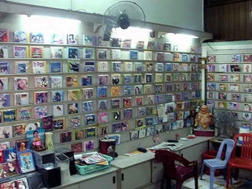 Cửa hàng bán phần mềm, CD ca nhạc, những bộ phim Hàn Quốc là thiên đường của tất cả 8x, 9x ngày đó.