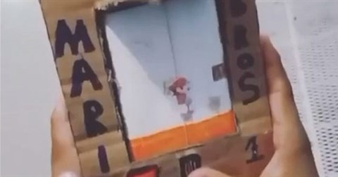 Cậu bé tự tạo máy game Nintendo chơi Mario chỉ bằng... bìa giấy