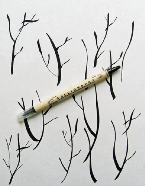 Dùng bút lông vẽ lên phần bìa trắng hình cành đào