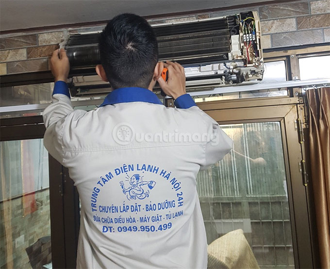 Nhân viên Trung tâm điện lạnh Hà Nội 24H đang kiểm tra điều hòa cho khách hàng