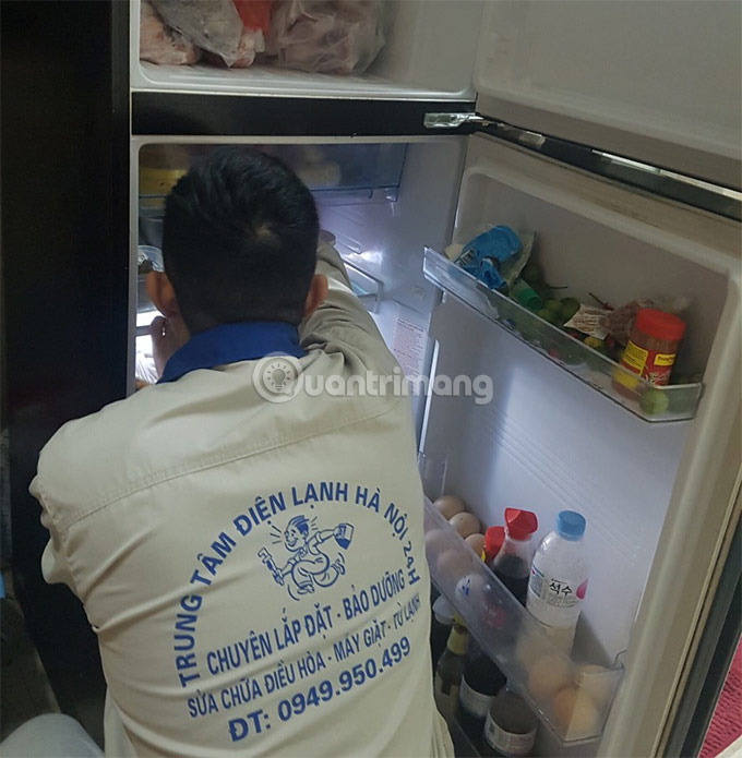 Kỹ thuật viên công ty TNHHKTĐTĐL Bách Khoa đang kiểm tra tủ lạnh cho khách