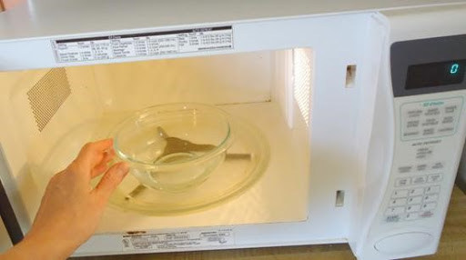 Khử mùi chất tẩy rửa trong lò vi sóng, lò nướng bằng giấm trắng