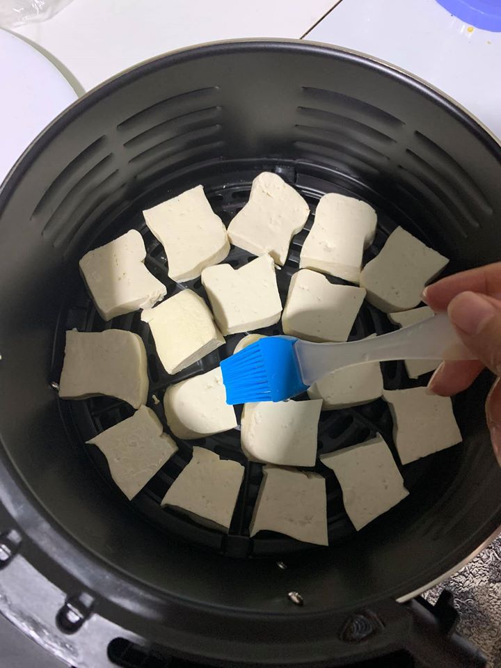 Cắt nhỏ đậu và quét dầu