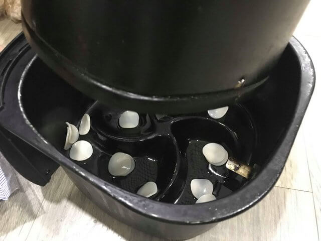 Cho khoảng 10 miếng phồng tôm vào nồi