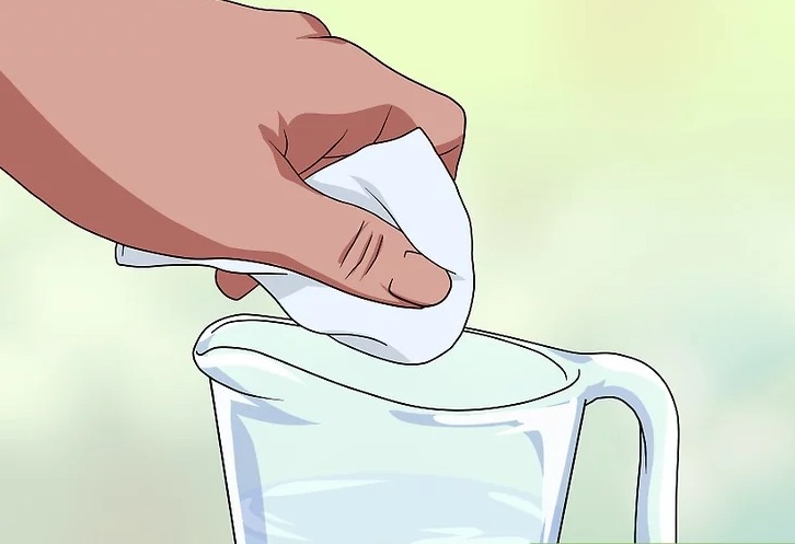 Dùng khăn chấm vào dung dịch giấm và nước