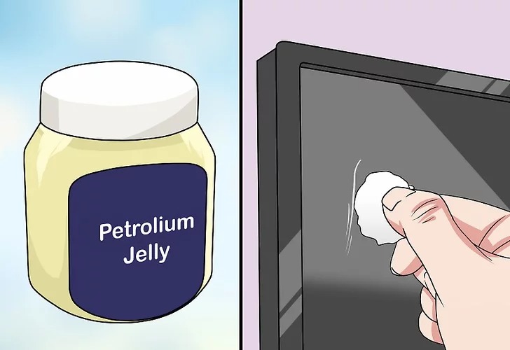 Cho một ít sáp dầu lên vết xước