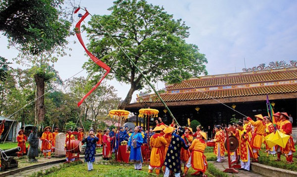 Dựng cây nêu vào sáng ngày 23 Tết tại miền Trung