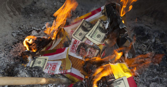 Cúng tất niên xong có hóa vàng không?