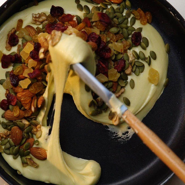 Cho thêm các loại hạt: óc chó, nho khô, hạnh nhân, hạt bí… vào hỗn hợp và đun với lửa nhỏ