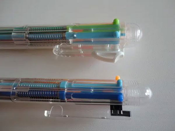 Bút bi 7 màu, bút bi thần thánh không chỉ dùng để viết, đánh dấu mà còn để tô như chì màu.