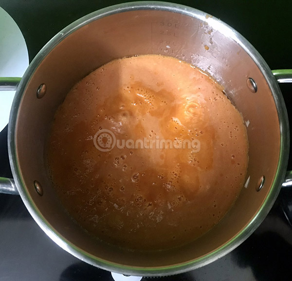 Nấu tương cà trên bếp