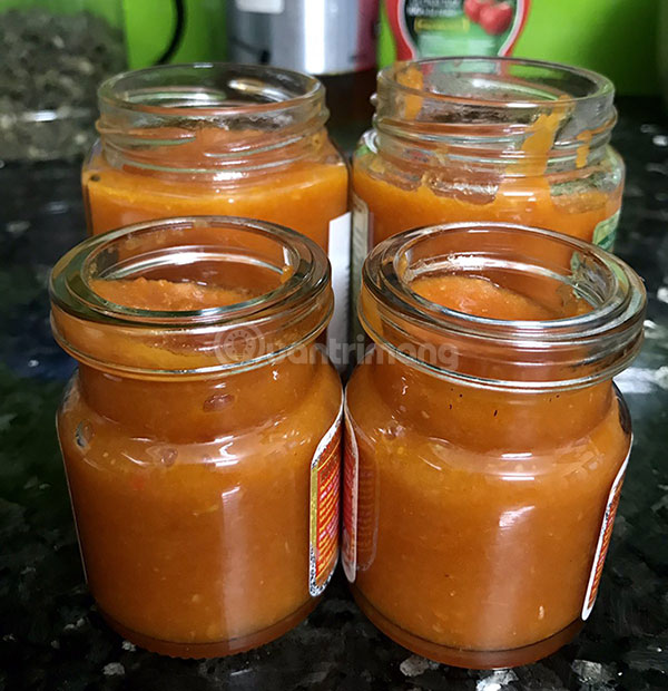 Cho tương cà vào lọ