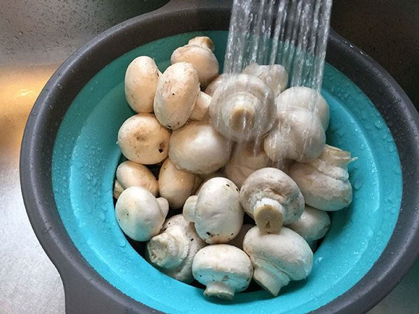Rửa nấm dưới vòi nước