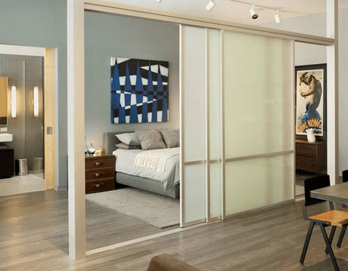 Nhôm kết hợp với kính mờ tạo sự riêng tư cần thiết cho phòng ngủ và sự rộng mở của phòng tiếp khách.