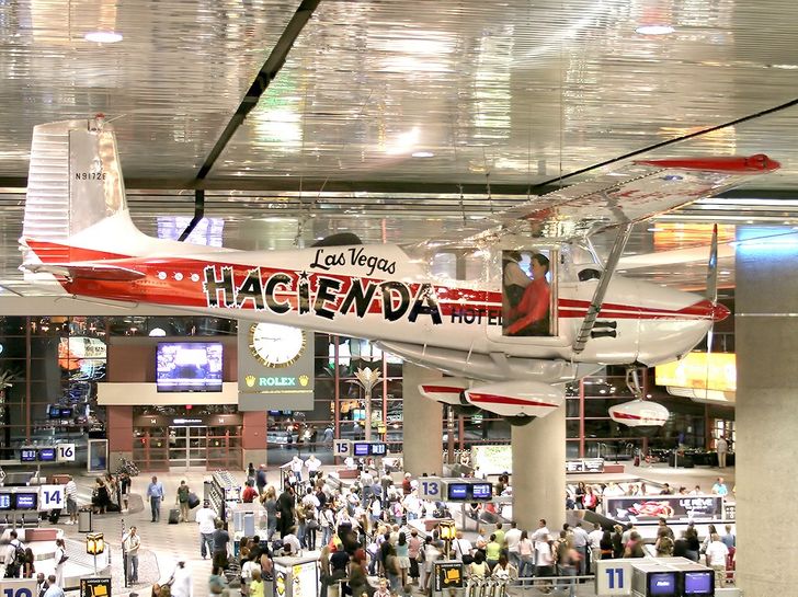 Chiếc Cessna 172 mang số hiệu N9172B treo trên trần sân bay quốc tế McCarran, Las Vegas, bang Nevada, M