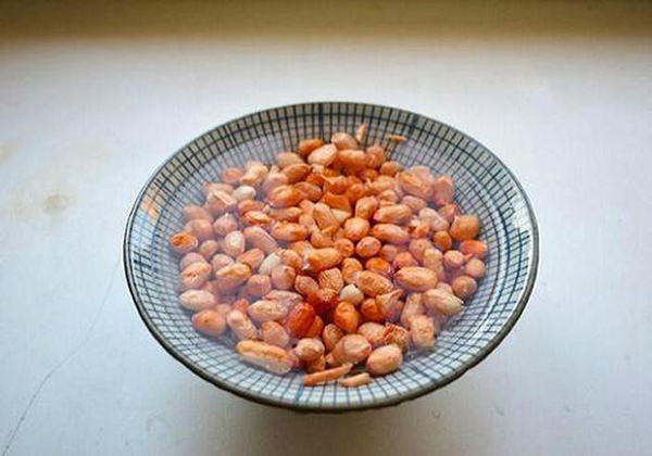 Ngâm lạc trong nước ấm