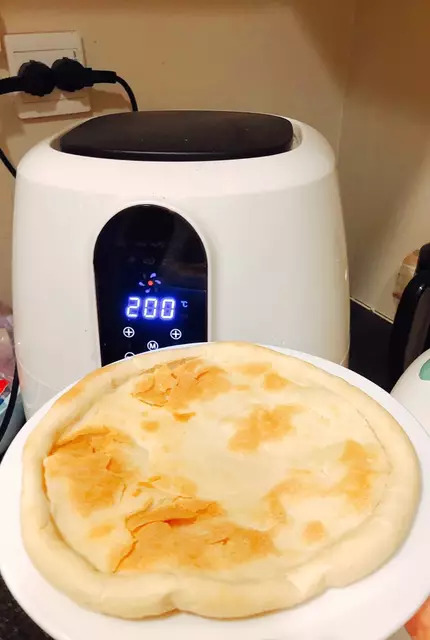 Đế pizza sau khi cho vào nồi chiên không dầu