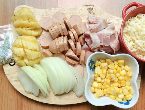 Nguyên liệu làm nhân pizza được cắt nhỏ