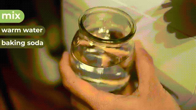 Hòa baking soda với nước ấm 